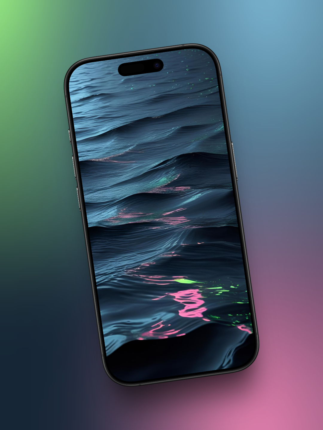 Mockup celular ladeado de olas con reflejo fluorescente en la parte inferior en tonos rosados y un poco de verde, el oceano es oscuro azulado.
