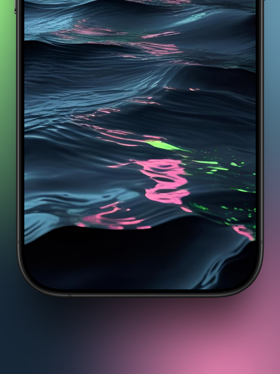 Zoom abajo de olas con reflejo fluorescente en la parte inferior en tonos rosados y un poco de verde, el oceano es oscuro azulado.